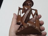Mini statueta cu chinez care cara apa