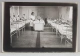 SALON DE FEMEI IN SPITAL , CU ASISTENTA SI INFIRMIERA LA LUCRU , FOTOGRAFIE MONOCROMA, PERIOADA INTERBELICA