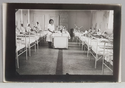 SALON DE FEMEI IN SPITAL , CU ASISTENTA SI INFIRMIERA LA LUCRU , FOTOGRAFIE MONOCROMA, PERIOADA INTERBELICA foto