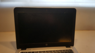 carcasa laptop HP 820 G4 , ceva semne pe capac display , stare buna per total foto