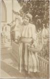 P1938N Femeie &icirc;n port popular rom&acirc;nesc, cu paner cu fructe, perioada interbelică