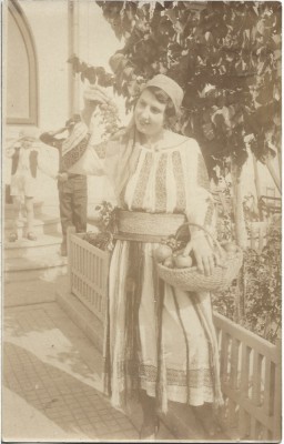 P1938N Femeie &amp;icirc;n port popular rom&amp;acirc;nesc, cu paner cu fructe, perioada interbelică foto