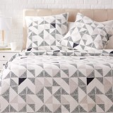 Lenjerie Pat Satin 200x200 cm, 2 Fete Perna 65x65 cm, Bumbac Finet Ring Spun, Model Diamond Amazon Basics