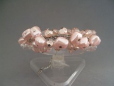 Bratara bijuterie argintie cu perlute si cristale roz