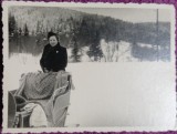 Fotografie, Tanara cu sania, iarna la munte, perioada interbelica