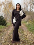 Compleu dama maro tricotat cu aplicatii flori crosetate pe bluza