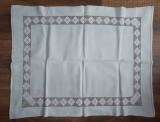 Fata de masa mica, lucru manual vechi, cusatura pe panza, model traditional cu ciur / spartura , 88cm x 67cm, monograma LE