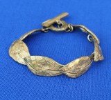 BRATARA VINTAGE DIN METAL AURIU CU DECOR FRUNZE STILIZATE, LITTLE WOMAN PARIS