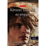 K&eacute;tszer sz&aacute;ll al&aacute; az angyal - kem&eacute;ny k&ouml;t&eacute;s - T&ouml;rt&eacute;netek az &Aacute;rnyvad&aacute;sz Akad&eacute;mi&aacute;r&oacute;l 10. - Cassandra Clare