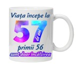 Cana alba personalizata &quot; Viata incepe la &quot;, 57 ani, INOVATIX&reg;. 330ml