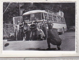 Bnk foto Excursionisti langa autobuz TV 2, Alb-Negru, Romania de la 1950, Transporturi