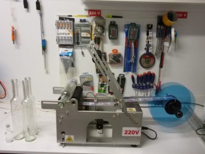 Masina de etichetat foto