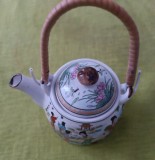 Ceainic chinezesc din portelan cu capac si sita, maner din bambus