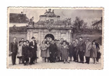 Foto tip CP grup de turisti cetatea Alba Iulia 1966, Alb-Negru, Romania de la 1950, Cladiri