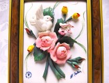 TABLOU PORTELAN CAPODIMONTE ITALIA LUCRAT MANUAL TRANDAFIRI SI PORUMBEL 19.5 CM