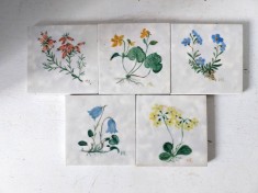 Set 5 placi ceramice (faianta) pictate manual cu plante si semnate H.V., motiv botanic, 7.5x7.5cm, suport pahare (coaster)