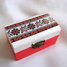 Cutie cu motiv traditional flori stilizate rosu si negru, cutie lemn 27886
