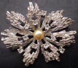 II.143 BROSA DEOSEBITA PERLA METAL COMUN MARCAT 800