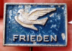 I.221 INSIGNA STICKPIN GERMANIA RDG DDR PACE FRIEDEN 18mm foto