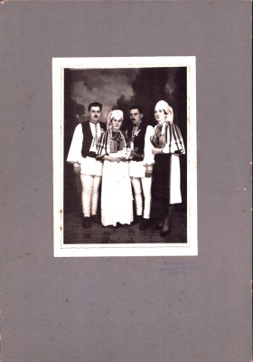 PM453N Țărani &amp;icirc;n port popular rom&amp;acirc;nesc, perioada interbelică, studio Mircea Iuga, Poiana Sibiului foto