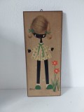 Tablou print pe hartie, aplicata pe lemn, vintage, cu fetita / papusa neagra si flori, 37x16x1cm