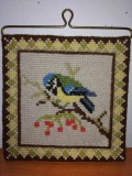 Tablou mic decor perete cusut brodat broderie veche lucrat manual pasare pe suport alama