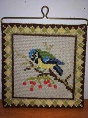 Tablou mic decor perete cusut brodat broderie veche lucrat manual pasare pe suport alama