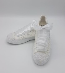 Tenisi pentru mireasa din dantela de culoare alba, cu flori pietricele care formeaza cuvantul Bride- ARBC005 foto