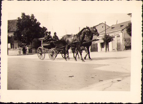 HST P1389 Poză militari rom&acirc;ni &icirc;n trăsură județul Cluj anii 1930