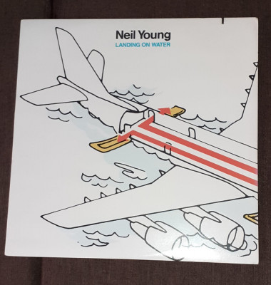 Neil Young - Landing On Water foto