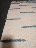 Covor bumbac alb vechi vintage tesut manual carpeta Kilim realizata manual cu franjuri si dungi albastre albastru deschis