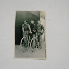 Poza tineri din Basarabia cu biciclete - 1935