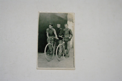 Poza tineri din Basarabia cu biciclete - 1935 foto