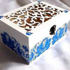 Motiv traditional flori stilizate albastre, cutie lemn 32111