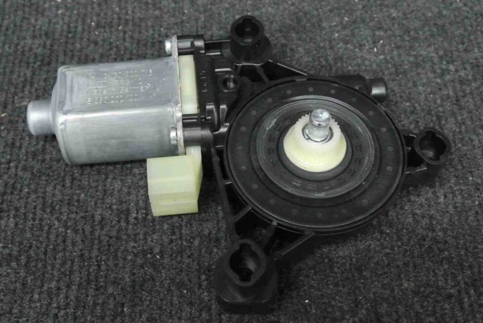 Motor macara geam ușă dreapta față VW GOLF VII 5G1, BQ1, BE1, BE2 2014 OEM: 5Q0959802B 1423757