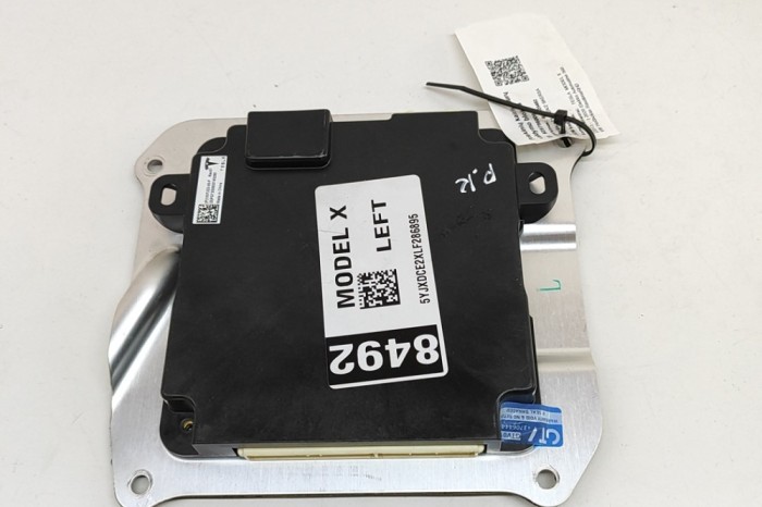 Modul de control ușă st&acirc;nga față TESLA MODEL X 2020 OEM: 1037222-00-F 29796006