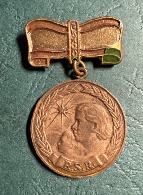 Medalia maternitatii RSR clasa a 3 a foto