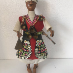 * Papusa veche etno, barbat in costum traditional, cu cimpoi, 27cm