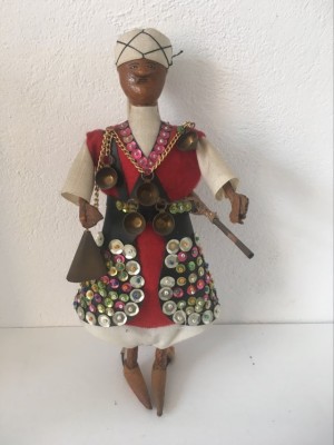 * Papusa veche etno, barbat in costum traditional, cu cimpoi, 27cm foto