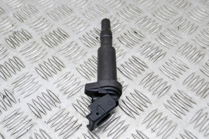 Bobina de inducție de &icirc;naltă tensiune BMW 5 F10 2015 OEM: 7594937,0221504470 14831316