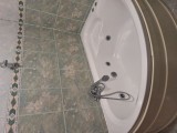 Ocazie : Cada baie de colt cu hidromasaj
