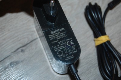 Alimentator aspirator NILfisk 21v 800mA model MC2108A-V mufa 4.5*3.0 mm cu pin foto