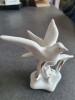 Doua pasari albe din portelan, inaltime 12 cm, adancime 9 cm, latime 13 cm
