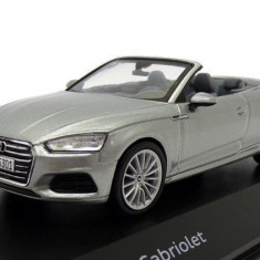 Macheta auto Audi A5 Convertible argintiu 2017, 1:43 Spark Dealer edition