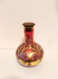 Decantor vintage recipient sticla rosie pictata cu auriu, art deco, 25 cm