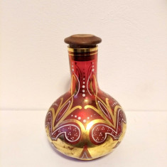 Decantor vintage recipient sticla rosie pictata cu auriu, art deco, 25 cm