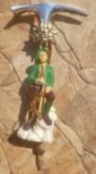 Figurina alpinist tirolez si floare de colt pe piolet - tematica montana