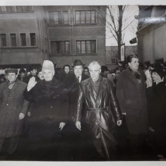 MUNCITORI APLAUDAND DELEGATIA OFICIALA , FOTOGRAFIE DE PRESA , ANII ' 70