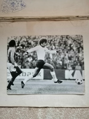 Paul Breitner - fotografie de presa 1982 in tricoul nationalei Germania de vest foto