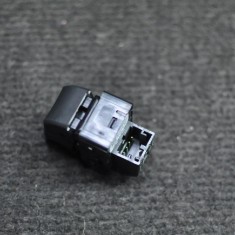 Buton geam ușă dreapta spate AUDI A3 Sportback 8VA, 8VF 2013 OEM: 8V0959855